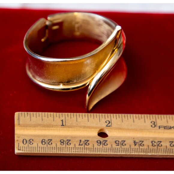 7 Inch Vintage Victorian Crown Trifari Hinged Bangle Bracelet - RG1 - Picture 10 of 10